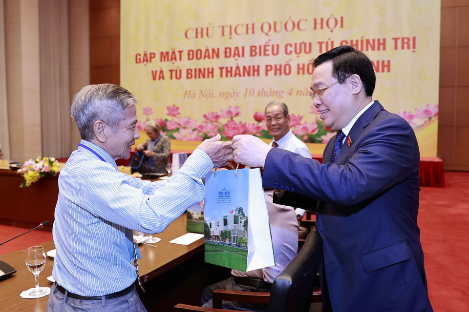 Chủ tịch Quốc hội Vương Đình Huệ tặng quà các đại biểu. (Ảnh: Doãn Tấn/TTXVN)