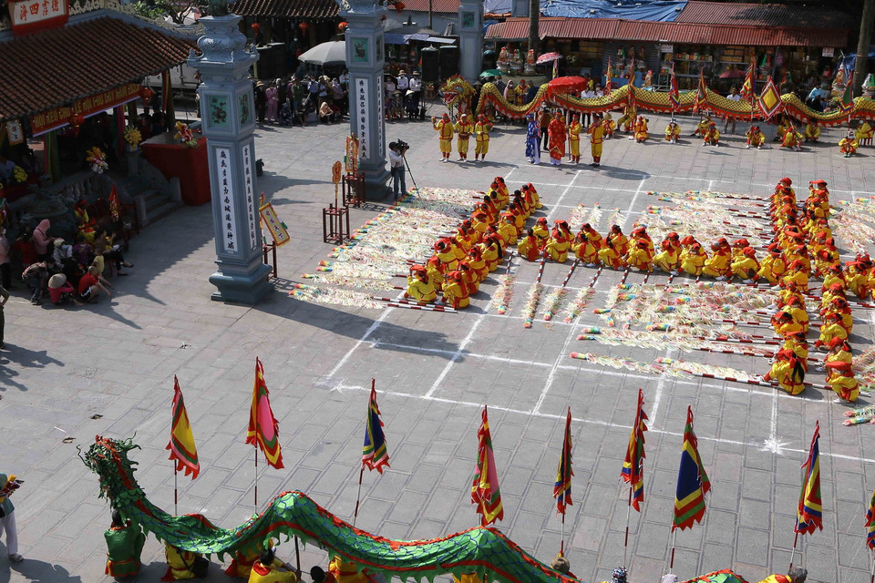  Hội kéo chữ là một nét đẹp trong Lễ hội Phủ Dầy phản ánh phong tục tập quán, thể hiện sự đoàn kết mọi tầng lớp nhân dân, đồng thời giáo dục con cháu truyền thống hiếu thuận, uống nước nhớ nguồn. (Ảnh: Công Luật/TTXVN)