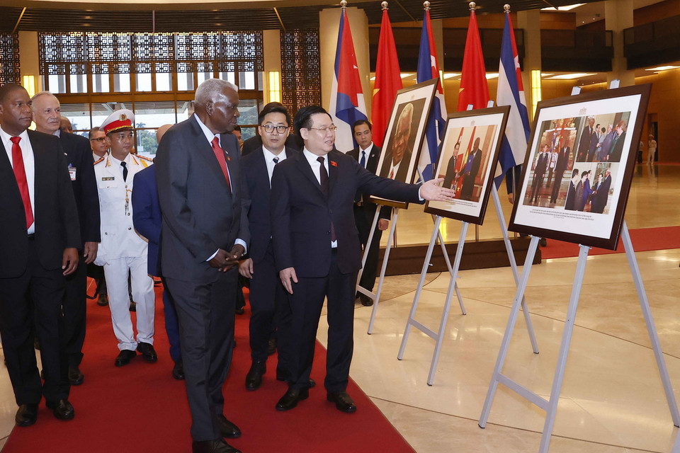 Chủ tịch Quốc hội Vương Đình Huệ và Chủ tịch Quốc hội Cuba Esteban Lazo Hernandez tham quan trưng bày ảnh tại Nhà Quốc hội. (Ảnh: Doãn Tấn/TTXVN)