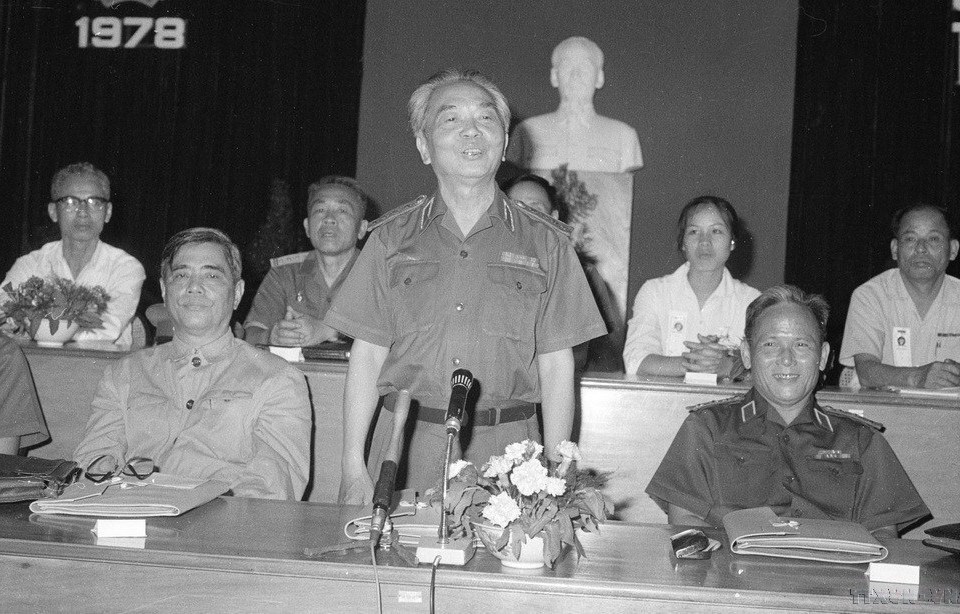 Đại tướng Võ Nguyên Giáp, Bộ trưởng Bộ Quốc phòng; ông Nguyễn Văn Linh, Bí thư Đảng đoàn Tổng công đoàn Việt Nam; Thượng tướng Chu Huy Mân (ngoài cùng, bên phải), Chủ nhiệm Tổng cục Chính trị dự Đại hội đại biểu công đoàn toàn quân (4/1978). (Ảnh: Vũ Tạo/TTXVN)
