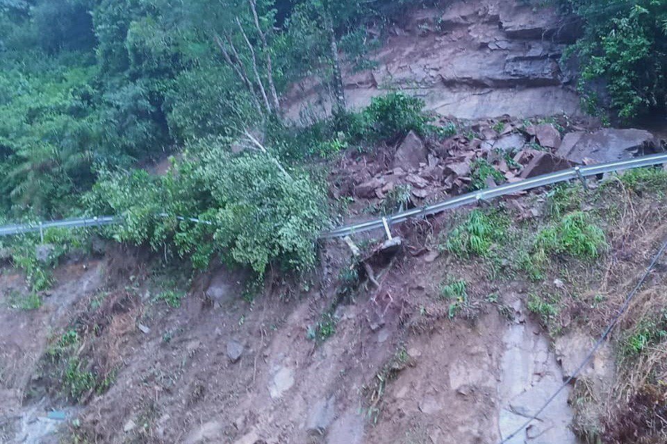 Trục đường từ thôn Lừu 1, xã Hát Lừu đi xã Bản Mù, huyện Trạm Tấu, tỉnh Yên Bái, sạt taluy dương, khối lượng ước khoảng 100m3 gây tắc đường khiến các phương tiện không lưu thông được. (Ảnh: TTXVN phát)