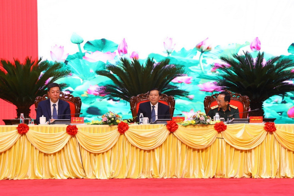 Các đại biểu chủ trì buổi lễ giới thiệu cuốn sách của Tổng Bí thư Nguyễn Phú Trọng về quân sự, quốc phòng. (Ảnh: Văn Điệp/TTXVN)