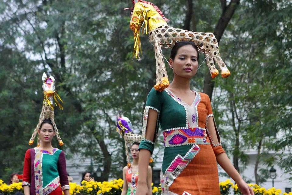 Người mẫu trình diễn trang phục trong bộ sưu tập thời trang Thu Đông của các nhà thiết kế Việt và Italy, tại Tuần lễ thời trang Việt-Italy 2018, ngày 18/3/2018. (Ảnh: Thanh Tùng/TTXVN)