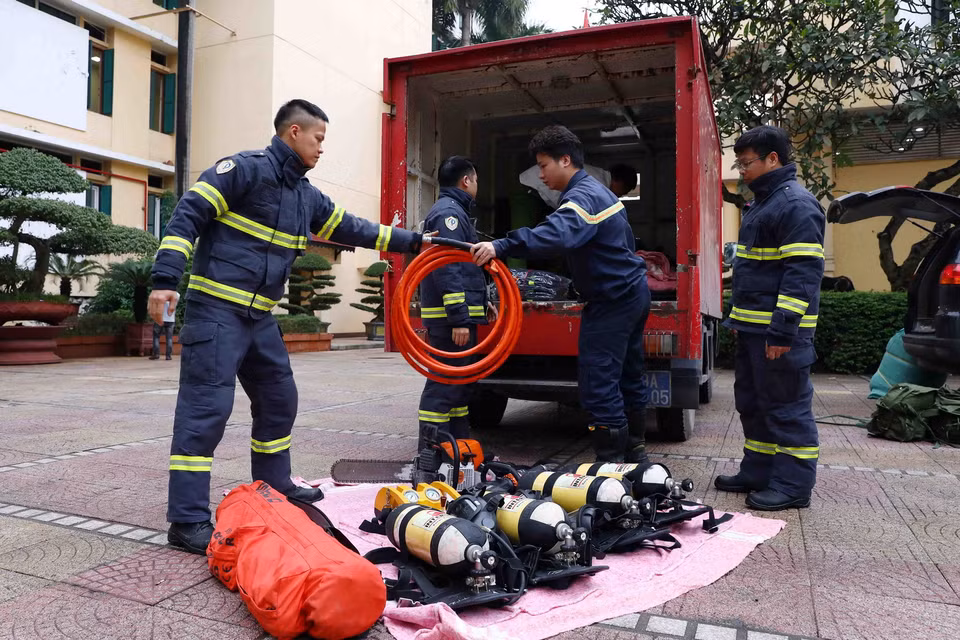 Cán bộ, chiến sỹ Đoàn công tác chuẩn bị trang thiết bị chuyên dụng sẵn sàng lên đường làm nhiệm vụ. (Ảnh: Phạm Kiên/TTXVN)