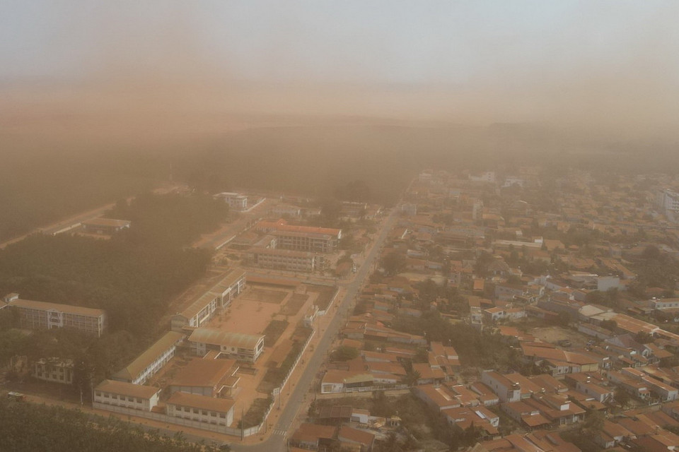  Khu vực gần công trường Sân bay Long Thành bao trùm bởi bụi. (Ảnh: Công Phong/TTXVN)