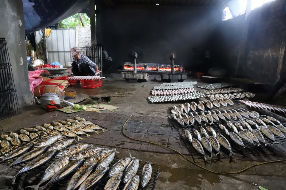 Một cơ sở nướng cá biển truyền thống tại xóm Quyết Thắng (xã Diễn Bích, huyện Diễn Châu, tỉnh Nghệ An. (Ảnh: Xuân Tiến/TTXVN)