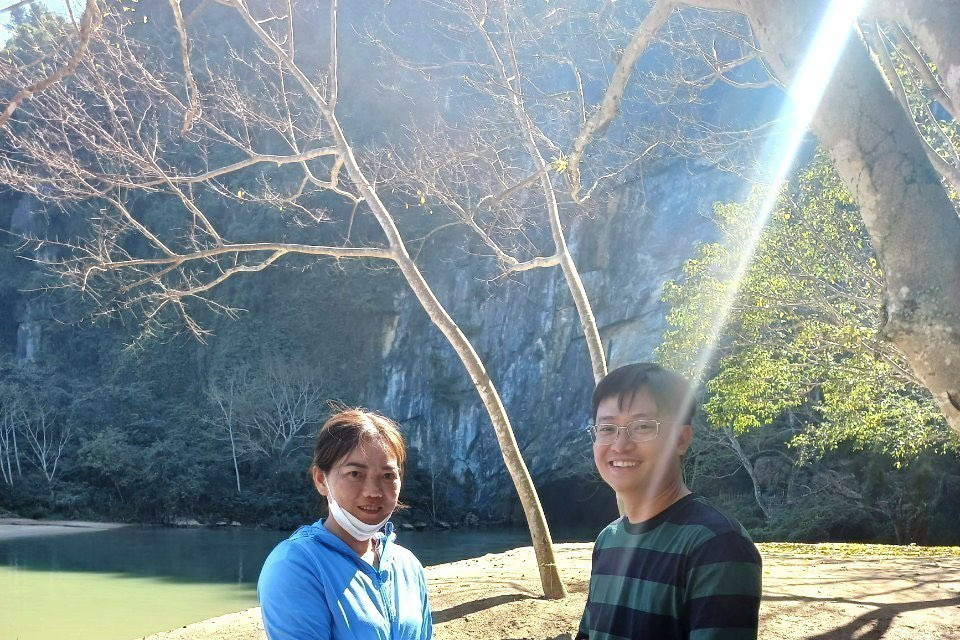 Hành động đẹp trao trả lại tài sản cho du khách của nhân viên đội thuyền thuộc Bến thuyền Du lịch Phong Nha đã để lại nhiều ấn tượng đẹp trong lòng du khách khi đến với Quảng Bình. (Ảnh: TTXVN phát)