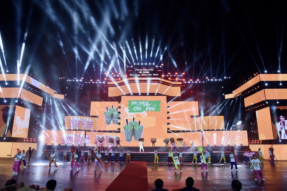 Chương trình nghệ thuật tại Lễ hội Hoa Phượng đỏ năm 2023. (Ảnh: Dương Giang/TTXVN)