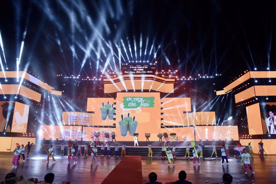 Chương trình nghệ thuật tại Lễ hội Hoa Phượng đỏ năm 2023. (Ảnh: Dương Giang/TTXVN)