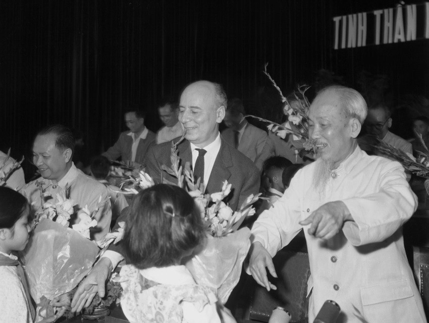 Chủ tịch Hồ Chí Minh và Ủy viên Ban lãnh đạo, Bí thư thứ nhất BCH Trung ương Đảng Cộng sản Italy Giancarlo Pajetta tham dự míttinh của nhân dân Thủ đô kỷ niệm ngày Quốc tế lao động và chào mừng Đoàn đại biểu Đảng Cộng sản Italy thăm hữu nghị Việt Nam, 1/5/1965. (Ảnh: TTXVN)