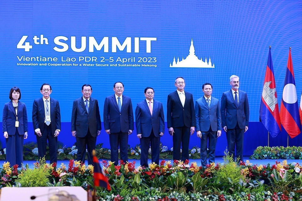 Thủ tướng Phạm Minh Chính, Thủ tướng Campuchia Samdech Hunsen, Thủ tướng Lào Sonexay Siphandone và Tổng Thư ký Văn phòng Tài nguyên nước quốc gia Thái Lan Surasri Kidti Monton cùng đại diện các nước đối tác, đối thoại chụp ảnh chung. (Ảnh: Dương Giang/TTXVN)