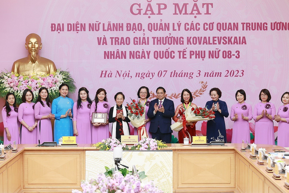 Thủ tướng và nguyên Phó Chủ tịch nước Nguyễn Thị Doan, Chủ tịch Hội đồng Giải thưởng Kovalevskaia trao Giải thưởng Kovalevskaia cho tập thể và cá nhân đoạt giải. (Ảnh: Dương Giang/TTXVN)