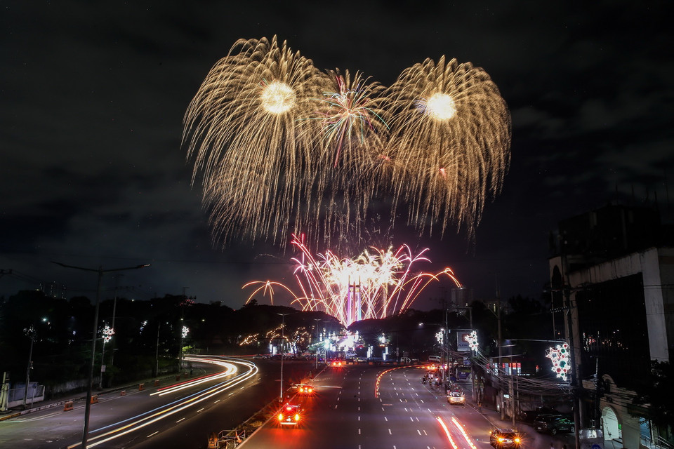  Màn trình diễn pháo hoa chào Năm mới tại Quezon, Philippines, ngày 1/1/2023. (Ảnh: THX/TTXVN)