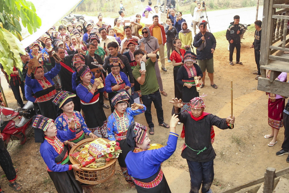  Đoàn người xin nước làm lễ só nặm phạ phốn (xin nước mưa) trước gia chủ. (Ảnh: Xuân Tư/TTXVN)