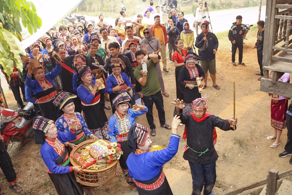  Đoàn người xin nước làm lễ só nặm phạ phốn (xin nước mưa) trước gia chủ. (Ảnh: Xuân Tư/TTXVN)
