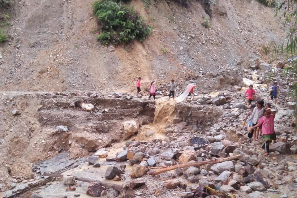 Mưa lớn làm sạt đường trục chính từ thôn Làng Nhì đi vào trụ sở UBND xã Làng Nhì, huyện Trạm Tấu, tỉnh Yên Bái, gây nhiều khó khăn cho người dân đi lại. (Ảnh: TTXVN phát)