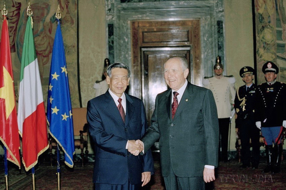 Tổng thống Italy Carlo Azeglio Ciampi đón Tổng Bí thư Lê Khả Phiêu thăm chính thức Italy từ 25-29/5/2000. (Ảnh: Cao Phong/TTXVN)