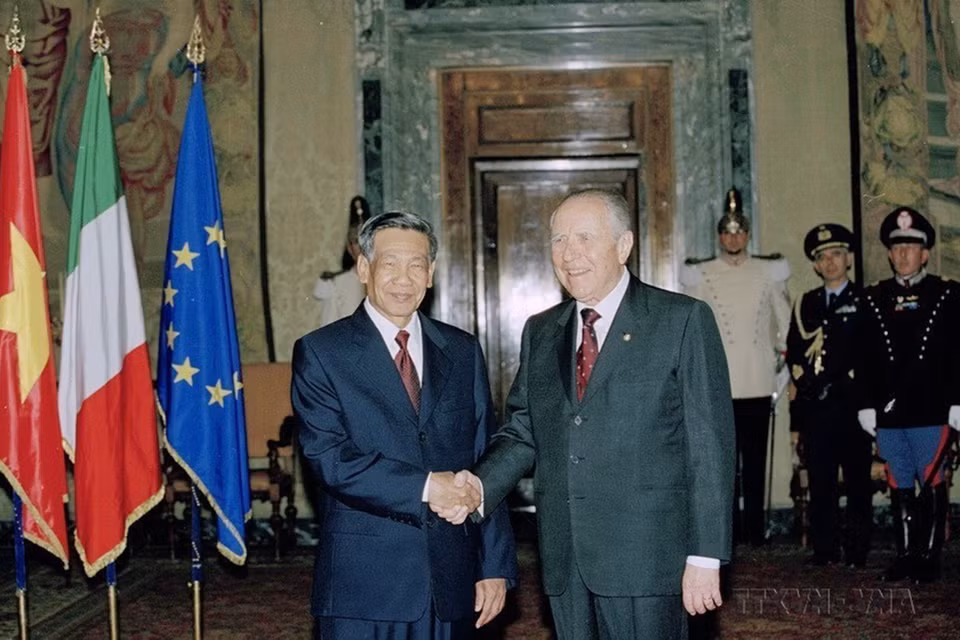 Tổng thống Italy Carlo Azeglio Ciampi đón Tổng Bí thư Lê Khả Phiêu thăm chính thức Italy từ 25-29/5/2000. (Ảnh: Cao Phong/TTXVN)