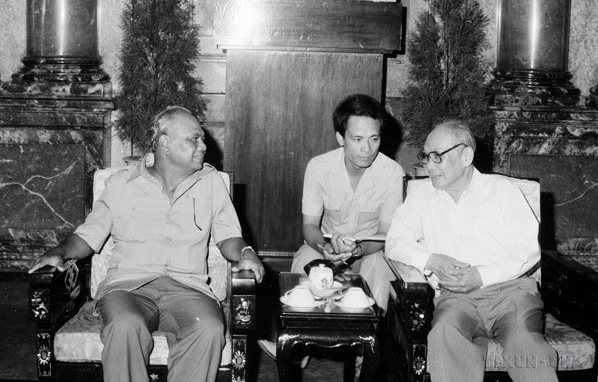 Chủ tịch Hội đồng Nhà nước Võ Chí Công tiếp Phó Thủ tướng Malaysia Abdul Ghafar bin Baba, ngày 27/8/1988. (Ảnh: Kim Hùng/TTXVN)