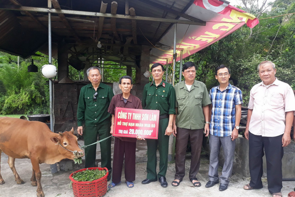 Ông Nguyễn Thế Đường nhận con bò trị giá 20 triệu đồng từ nguồn tiền do Hội Nạn nhân da cam tỉnh Hà Giang quyên góp từ các nhà hảo tâm. (Ảnh: Nguyễn Chiến/TTXVN)