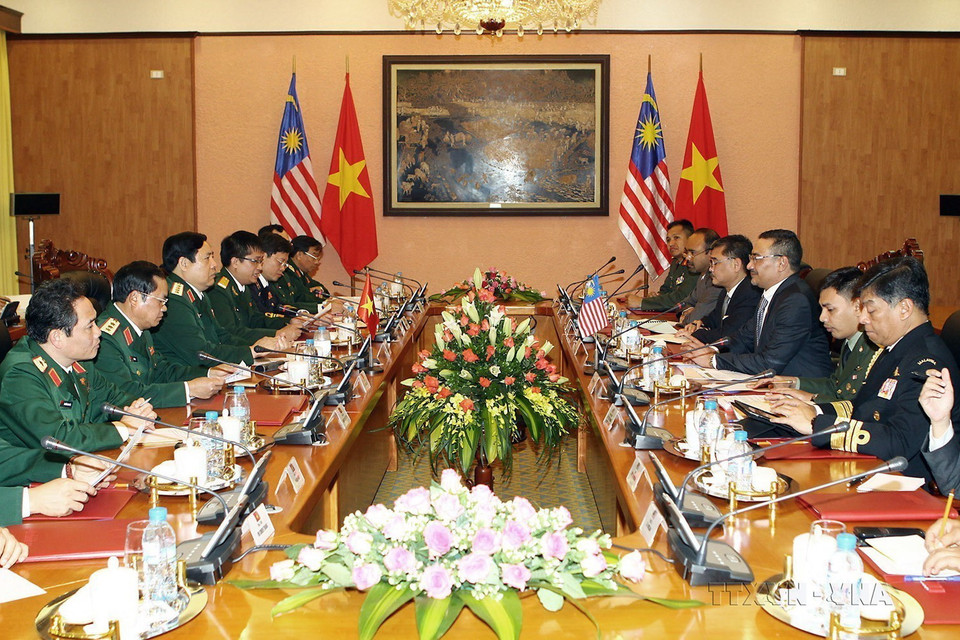 Bộ trưởng Quốc phòng Phùng Quang Thanh hội đàm với Bộ trưởng Quốc phòng Malaysia Dato Seri Hishammuddin Tun Hussein thăm chính thức Việt Nam, ngày 1/11/2013. (Ảnh: Trọng Đức/TTXVN)