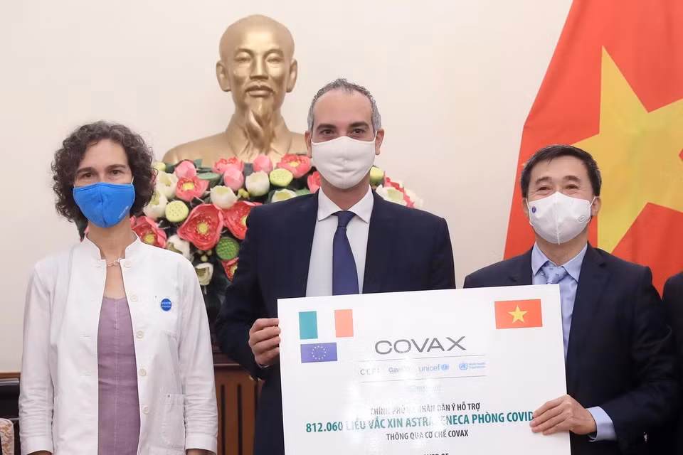 Thứ trưởng Bộ Y tế Trần Văn Thuấn tiếp nhận tượng trưng 812.060 liều vaccine AstraZeneca do Chính phủ và nhân dân Italy ủng hộ Việt Nam, Hà Nội, ngày 14/9/2021. (Ảnh: Lâm Khánh/TTXVN)