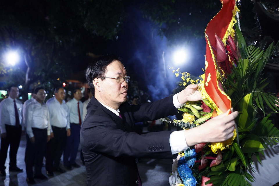 Chủ tịch nước Võ Văn Thưởng thắp hương tưởng niệm các vị vua nhà Lý tại di tích Quốc gia đặc biệt Đền Đô. (Ảnh: Thống Nhất/TTXVN)