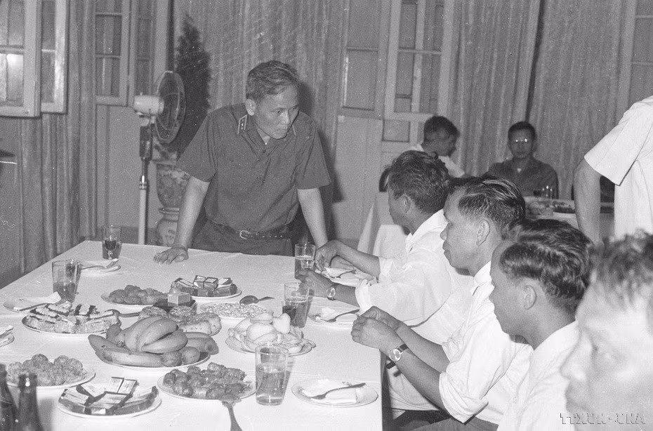 Thượng tướng Chu Huy Mân, Chủ nhiệm Tổng cục Chính trị nói chuyện thân mật với đại biểu tại buổi gặp mặt đại biểu các dân tộc biên giới phía Bắc (6/1978). (Ảnh: Vũ Tạo/TTXVN)