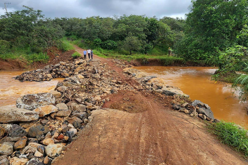 Đường băng qua suối Lạnh, huyện Bù Đăng, tỉnh Bình Phước được sửa chữa tạm sau khi bị nước lũ cuốn trôi. (Ảnh: TTXVN phát)