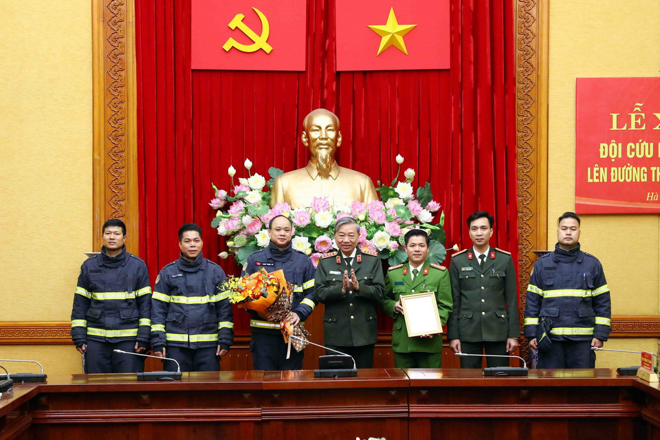 Đại tướng Tô Lâm, Bộ trưởng Bộ Công an trao quyết định cho Đoàn công tác Bộ Công an đi cứu nạn, cứu hộ tại Thổ Nhĩ Kỳ. (Ảnh: Phạm Kiên/TTXVN)