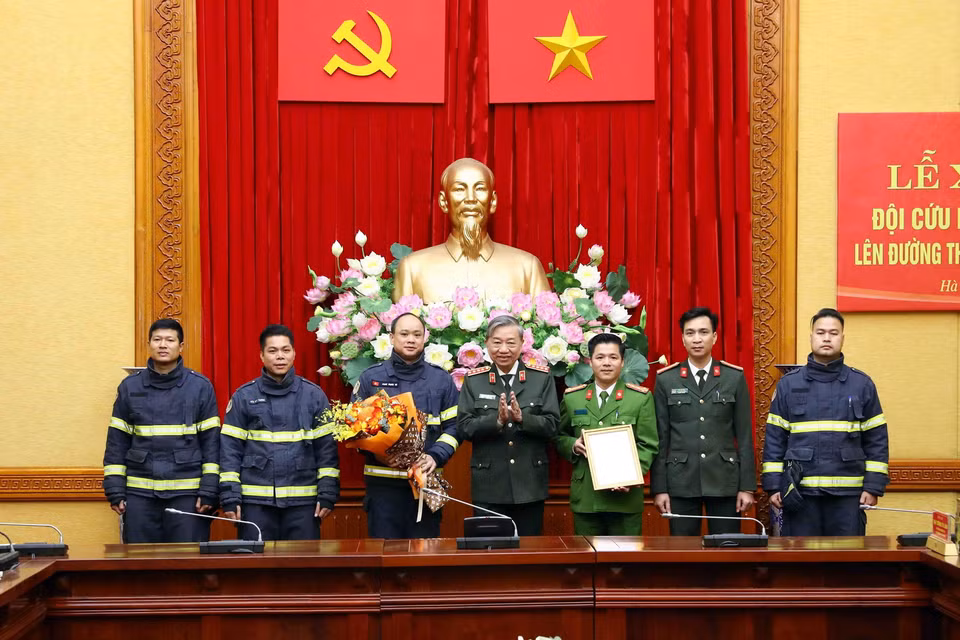 Đại tướng Tô Lâm, Bộ trưởng Bộ Công an trao quyết định cho Đoàn công tác Bộ Công an đi cứu nạn, cứu hộ tại Thổ Nhĩ Kỳ. (Ảnh: Phạm Kiên/TTXVN)