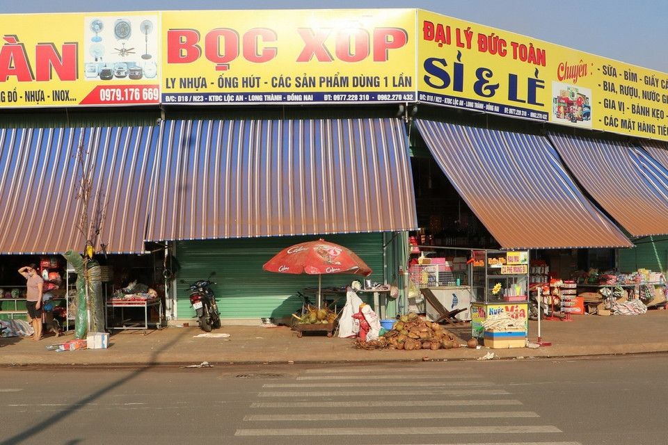 Bụi từ công trường Sân bay Long Thành lan ra cả Khu tái định cư Lộc An-Bình Sơn. (Ảnh: Công Phong/TTXVN)