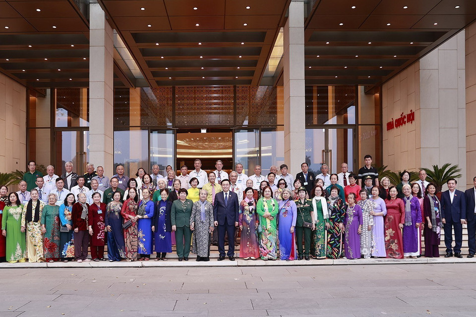 Chủ tịch Quốc hội Vương Đình Huệ chụp ảnh lưu niệm với đại biểu. (Ảnh: Doãn Tấn/TTXVN)