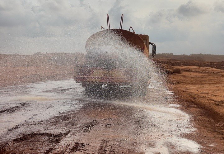  Xe tưới nước trên đường vận chuyển tại Sân bay Long Thành. (Ảnh: Công Phong/TTXVN)