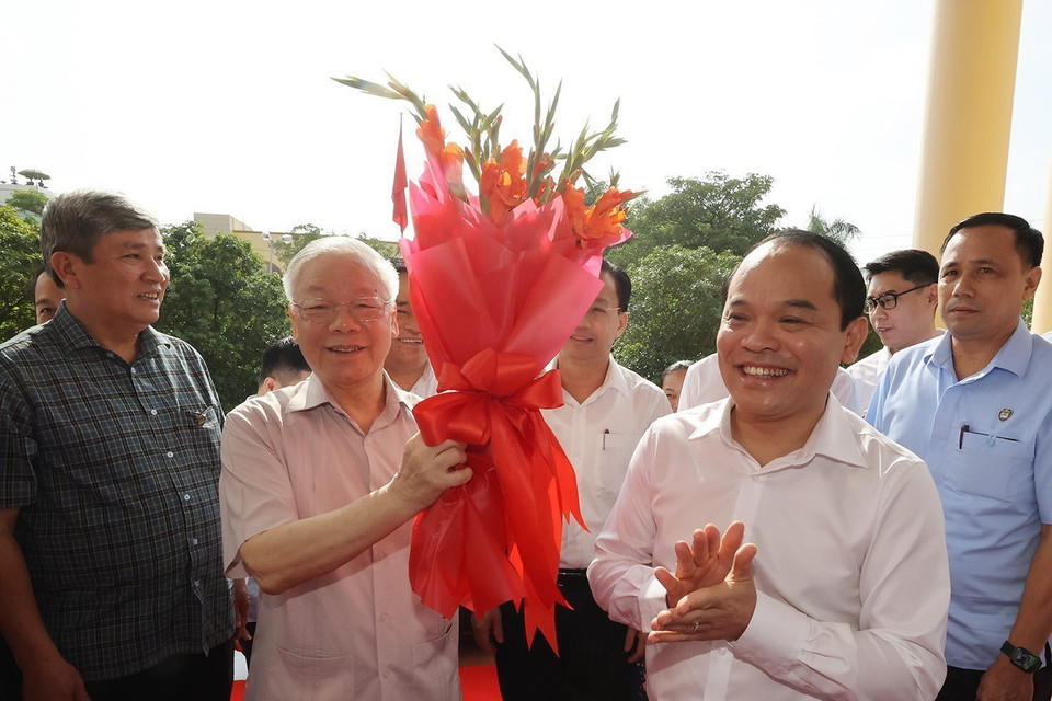 Ông Nguyễn Quốc Đoàn, Ủy viên Trung ương Đảng, Bí thư Tỉnh ủy Lạng Sơn chào đón Tổng Bí thư Nguyễn Phú Trọng. (Ảnh: Trí Dũng/TTXVN)