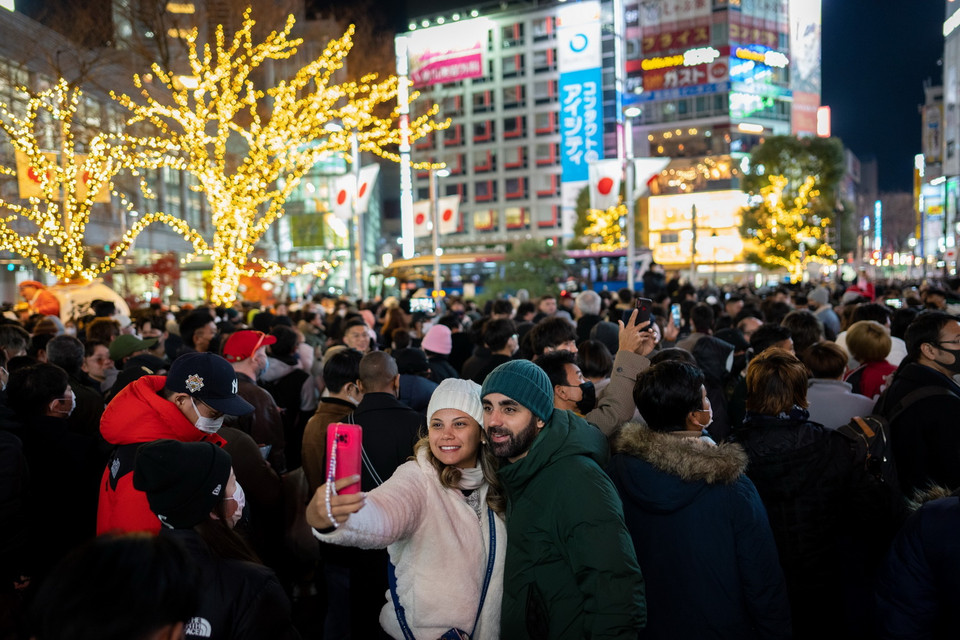  Người dân đón Năm mới tại Shibuya, Tokyo, Nhật Bản, ngày 31/12/2022. (Ảnh: THX/TTXVN)