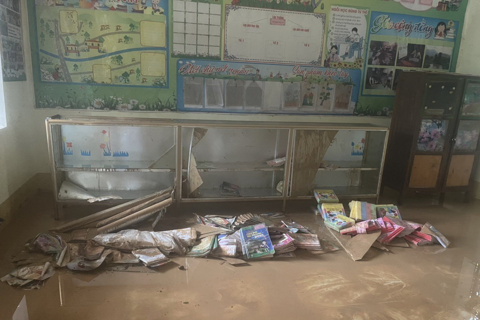 Nhiều phòng học, trang thiết bị dạy học của trường Tiểu học Châu Hạnh, tỉnh Nghệ An, bị hư hỏng hoàn toàn. (Ảnh: TTXVN phát)