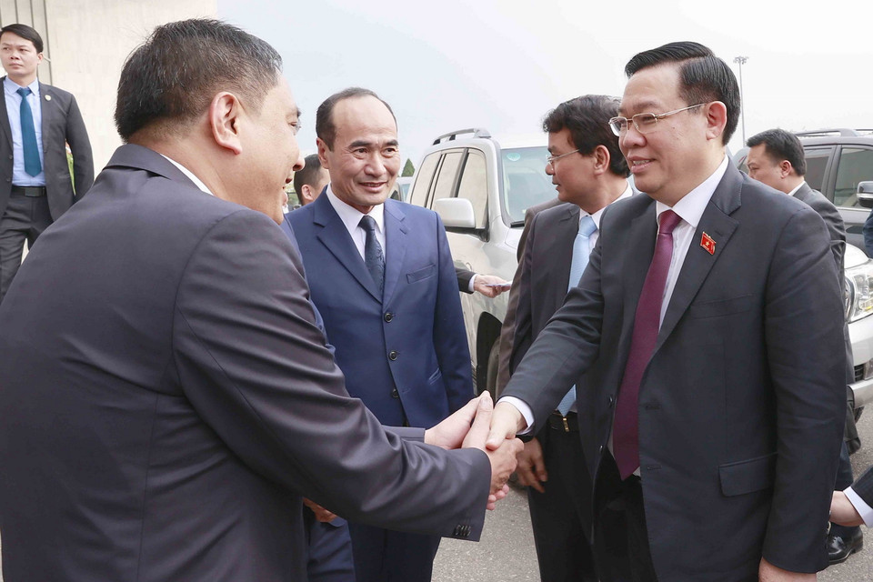 Chủ tịch Quốc hội Vương Đình Huệ với lãnh đạo tỉnh Lào Cai. (Ảnh: Doãn Tấn/TTXVN)