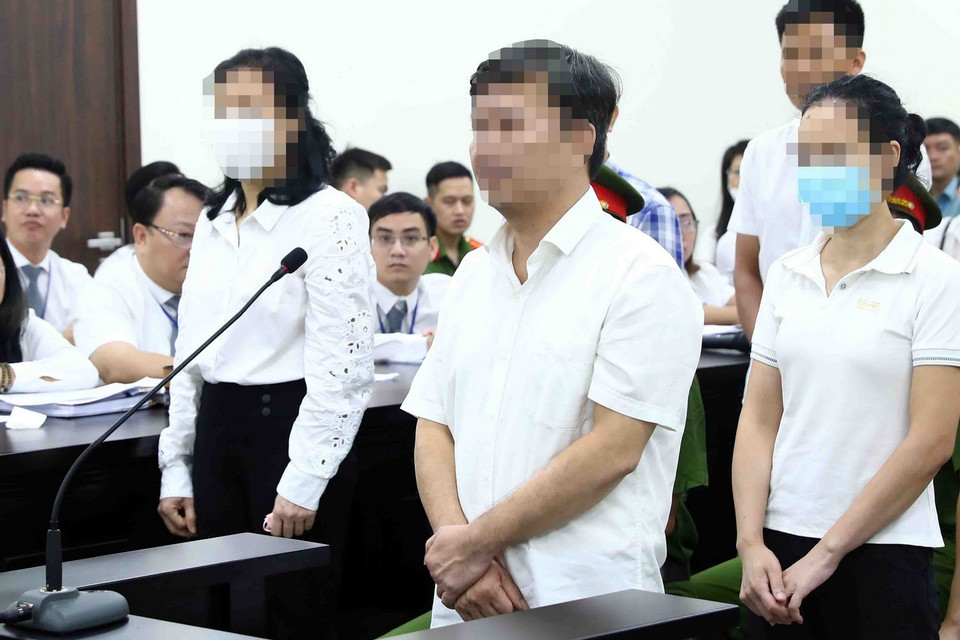 Bị cáo Vũ Kiên Trung, cựu Chủ tịch Công ty TNHH MTV Công viên cây xanh Hà Nội khai báo trước tòa. (Ảnh: Phạm Kiên/TTXVN)