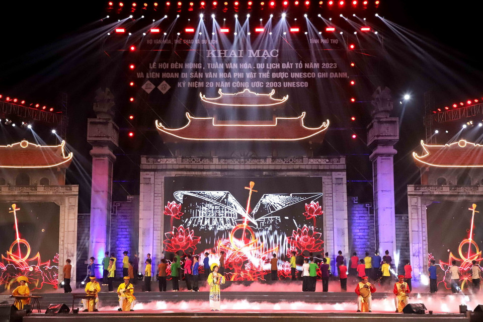 Tiết mục trình diễn Đờn ca tài tử tại Liên hoan các Di sản Văn hóa Phi vật thể Đại diện Nhân loại. (Ảnh: Trung Kiên/TTXVN)