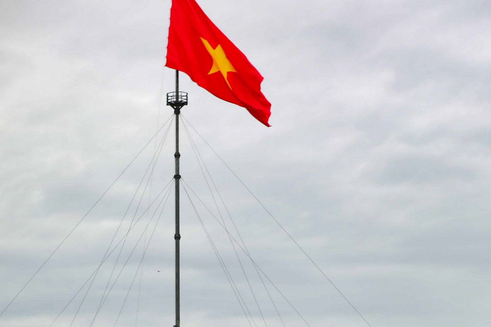 Chủ tịch Quốc hội Cuba Esteban Lazo Hernandez cùng Phó Chủ tịch Thường trực Quốc hội Trần Thanh Mẫn và đoàn đại biểu hai nước thăm di tích Kỳ đài Hiền Lương thuộc Khu Di tích Quốc gia Đặc biệt Đôi bờ Hiền Lương-Bến Hải, huyện Vĩnh Linh. (Ảnh: Thanh Tùng/TTXVN)