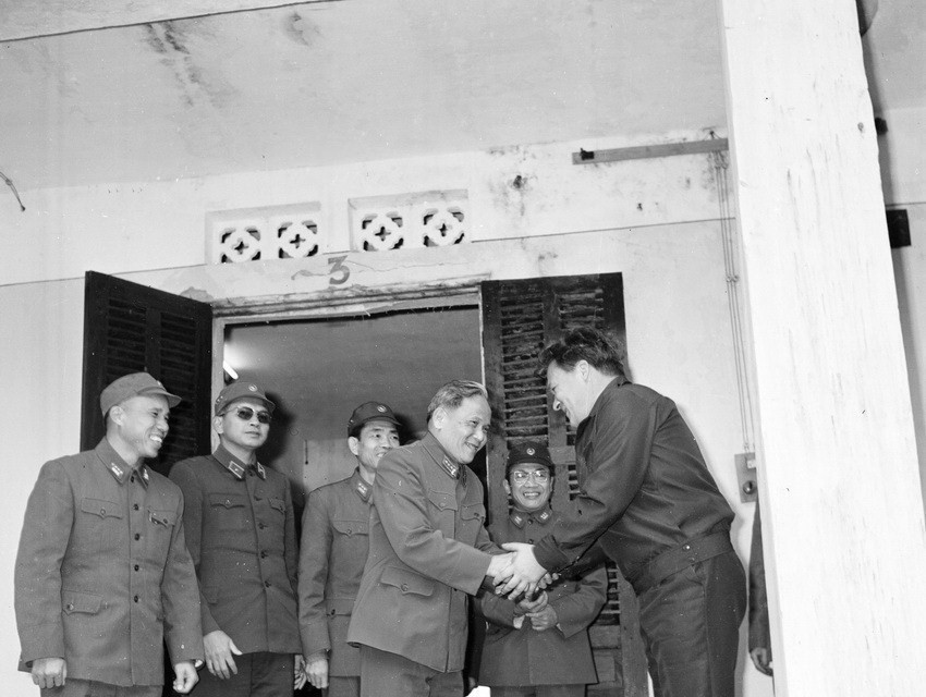 Đại tướng Chu Huy Mân, Chủ nhiệm Tổng cục Chính trị thăm, chúc Tết trưởng đoàn cố vấn Liên Xô đang công tác tại sư đoàn quân Tiên phong nhân dịp tết Tân Dậu 1981. (Ảnh: TTXVN)