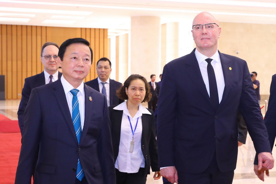 Phó Thủ tướng Trần Hồng Hà và Phó Thủ tướng Nga Dmitry Chernyshenko đến dự khóa họp. (Ảnh: Văn Điệp/TTXVN)