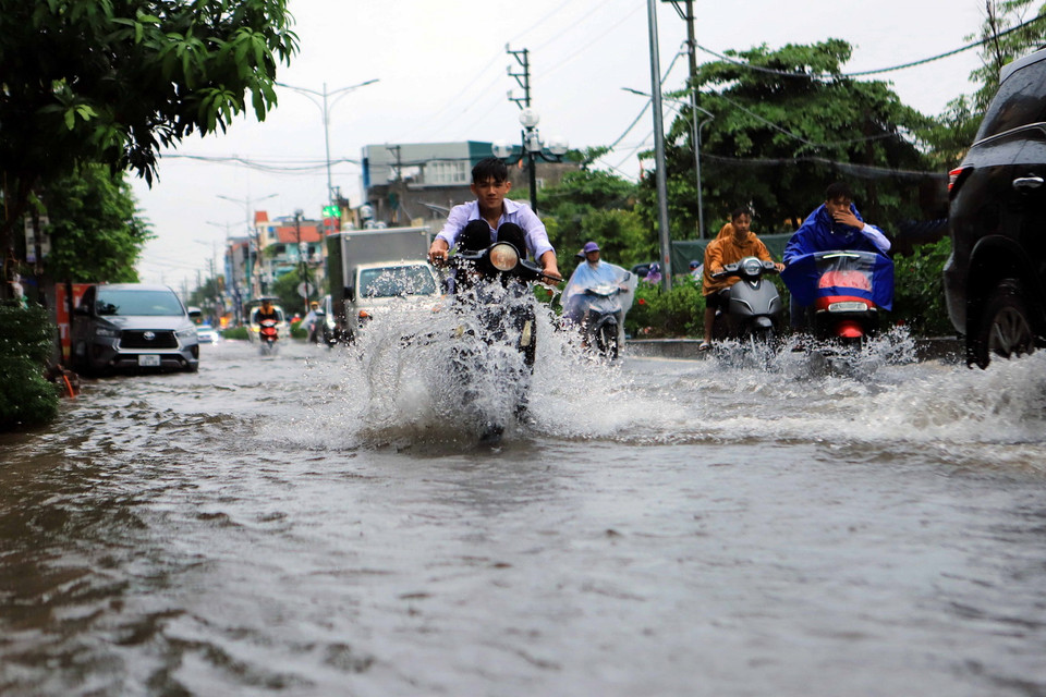Đường Lý Bôn, thành phố Thái Bình ngập sâu trong nước. (Ảnh: Thế Duyệt/TTXVN)