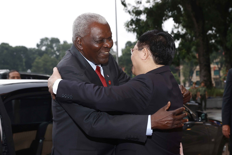 Chủ tịch Quốc hội Vương Đình Huệ đón Chủ tịch Quốc hội Cuba Esteban Lazo Hernandez. (Ảnh: Doãn Tấn/TTXVN)