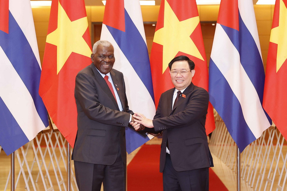 Chủ tịch Quốc hội Vương Đình Huệ và Chủ tịch Quốc hội Cuba Esteban Lazo Hernandez. (Ảnh: Doãn Tấn/TTXVN)