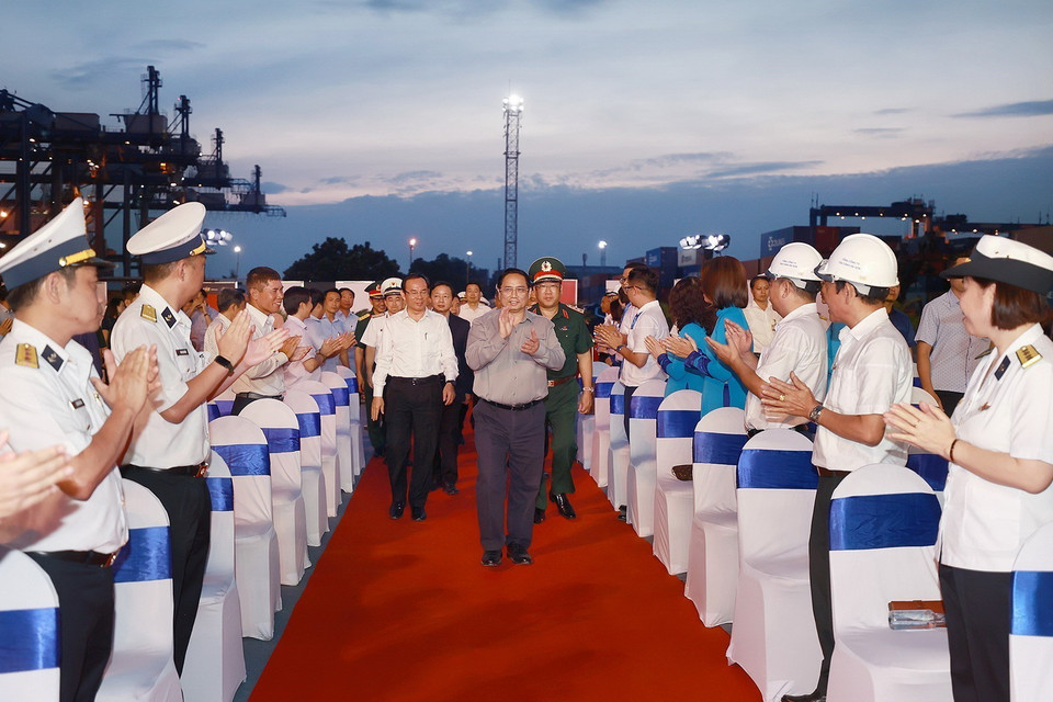 Thủ tướng Phạm Minh Chính đến Lễ phát lệnh làm hàng đầu năm tại Tổng Công ty Tân Cảng Sài Gòn. (Ảnh: Dương Giang/TTXVN)