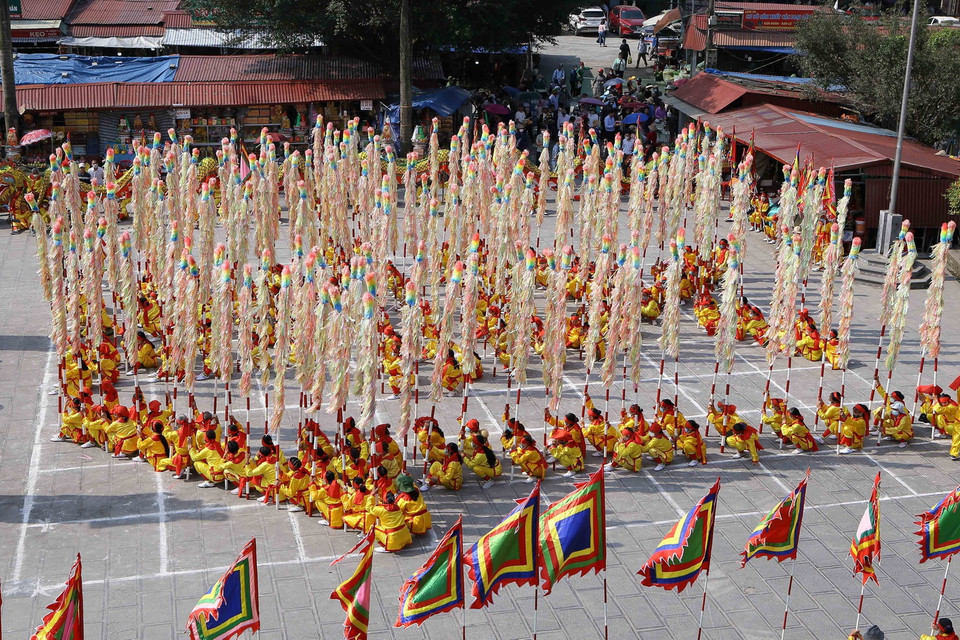  Các thanh niên nam nữ tiến hành xếp chữ trong Lễ hội Phủ Dầy. (Ảnh: Công Luật/TTXVN)