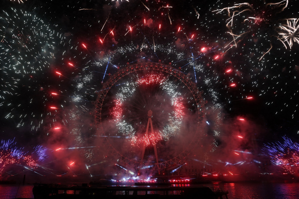  Màn trình diễn pháo hoa đón Năm mới tại London, Anh, ngày 1/1/2023. (Ảnh: AFP/TTXVN)