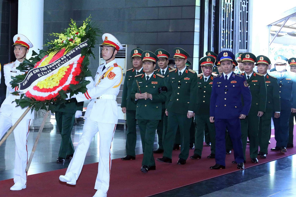 Đoàn đại biểu Quân ủy Trung ương-Bộ Quốc phòng đến viếng ông Nguyễn Khánh. (Ảnh: An Đăng/TTXVN)